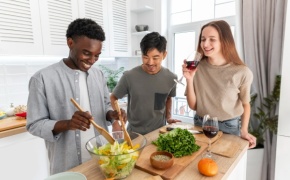 Làm thế nào để hòa hợp với bạn cùng phòng khi đi du học?