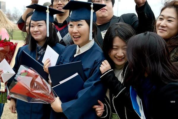 Sinh viên đại học Central Oklahoma vui mừng trong lễ tốt nghiệp